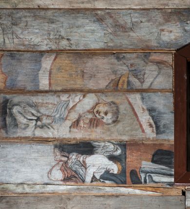 Zdjęcie nr 18: Kościół orientowany, nawa prostokątna, z węższym, zamkniętym wielobocznie prezbiterium, przy którym zakrystia od północy i kaplica od południa. Przy nawie od zachodu wieża na rzucie kwadratu, z aneksami bocznymi, zwieńczona izbicą z hełmem. Wewnątrz stropy, w nawie z zaskrzynieniami wspartymi na słupach. Dach naw nawą i prezbiterium wspólny, dwuspadowy, nad kaplicą pulpitowy.