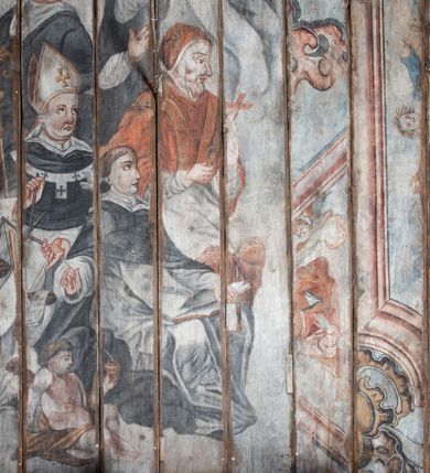 Zdjęcie nr 15: Kościół orientowany, nawa prostokątna, z węższym, zamkniętym wielobocznie prezbiterium, przy którym zakrystia od północy i kaplica od południa. Przy nawie od zachodu wieża na rzucie kwadratu, z aneksami bocznymi, zwieńczona izbicą z hełmem. Wewnątrz stropy, w nawie z zaskrzynieniami wspartymi na słupach. Dach naw nawą i prezbiterium wspólny, dwuspadowy, nad kaplicą pulpitowy.