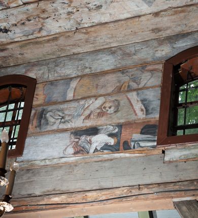 Zdjęcie nr 16: Kościół orientowany, nawa prostokątna, z węższym, zamkniętym wielobocznie prezbiterium, przy którym zakrystia od północy i kaplica od południa. Przy nawie od zachodu wieża na rzucie kwadratu, z aneksami bocznymi, zwieńczona izbicą z hełmem. Wewnątrz stropy, w nawie z zaskrzynieniami wspartymi na słupach. Dach naw nawą i prezbiterium wspólny, dwuspadowy, nad kaplicą pulpitowy.