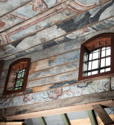 Zdjęcie nr 17: Kościół orientowany, nawa prostokątna, z węższym, zamkniętym wielobocznie prezbiterium, przy którym zakrystia od północy i kaplica od południa. Przy nawie od zachodu wieża na rzucie kwadratu, z aneksami bocznymi, zwieńczona izbicą z hełmem. Wewnątrz stropy, w nawie z zaskrzynieniami wspartymi na słupach. Dach naw nawą i prezbiterium wspólny, dwuspadowy, nad kaplicą pulpitowy.