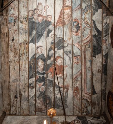 Zdjęcie nr 11: Kościół orientowany, nawa prostokątna, z węższym, zamkniętym wielobocznie prezbiterium, przy którym zakrystia od północy i kaplica od południa. Przy nawie od zachodu wieża na rzucie kwadratu, z aneksami bocznymi, zwieńczona izbicą z hełmem. Wewnątrz stropy, w nawie z zaskrzynieniami wspartymi na słupach. Dach naw nawą i prezbiterium wspólny, dwuspadowy, nad kaplicą pulpitowy.