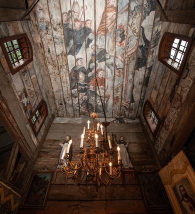 Zdjęcie nr 9: Kościół orientowany, nawa prostokątna, z węższym, zamkniętym wielobocznie prezbiterium, przy którym zakrystia od północy i kaplica od południa. Przy nawie od zachodu wieża na rzucie kwadratu, z aneksami bocznymi, zwieńczona izbicą z hełmem. Wewnątrz stropy, w nawie z zaskrzynieniami wspartymi na słupach. Dach naw nawą i prezbiterium wspólny, dwuspadowy, nad kaplicą pulpitowy.