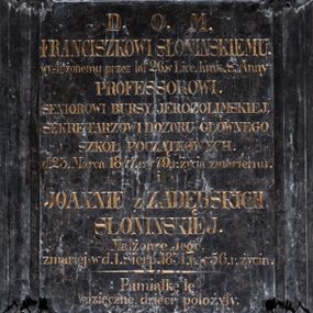 Zdjęcie nr 1: Tablica w kształcie stojącego prostokąta, w szerokiej, profilowanej ramie, z narożami ujętymi muszlami palmetowymi na tle liści akantu z palmetami. Inskrypcja: „D(EO) O(PTIMO) M(AXIMO) / FRANCISZKOWI SŁONINSKIEMU. / wysłużonemu przez lat 26. w Lice(um) Krak(owskim) S(więtej) Anny / PROFESSOROWI. / SENIOROWI BURSY JEROZOLIMSKIEJ, / SEKRETARZOWI DOZORU GŁÓWNEGO / SZKÓŁ POCZĄTKOWYCH. / d(nia) 23 Marca 1847 r(oku) w 79. r(oku) życia zmarłemu. / i / JOANNIE z ZADĘBSKICH / SŁONIŃSKIEJ. / Małżonce Jego, / zmarłej w d(niu) 1. Sierp(nia) 1831. r(oku) w 56. r(oku) życia. / Pamiątkę tę / wdzięczne dzieci położyły”. W prawym dolnym rogu sygnatura: „Sc(ulpsit) T. Kuhn”. 
