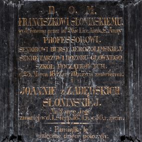 Zdjęcie nr 1: Tablica w kształcie stojącego prostokąta, w szerokiej, profilowanej ramie, z narożami ujętymi muszlami palmetowymi na tle liści akantu z palmetami. Inskrypcja: „D(EO) O(PTIMO) M(AXIMO) / FRANCISZKOWI SŁONINSKIEMU. / wysłużonemu przez lat 26. w Lice(um) Krak(owskim) S(więtej) Anny / PROFESSOROWI. / SENIOROWI BURSY JEROZOLIMSKIEJ, / SEKRETARZOWI DOZORU GŁÓWNEGO / SZKÓŁ POCZĄTKOWYCH. / d(nia) 23 Marca 1847 r(oku) w 79. r(oku) życia zmarłemu. / i / JOANNIE z ZADĘBSKICH / SŁONIŃSKIEJ. / Małżonce Jego, / zmarłej w d(niu) 1. Sierp(nia) 1831. r(oku) w 56. r(oku) życia. / Pamiątkę tę / wdzięczne dzieci położyły”. W prawym dolnym rogu sygnatura: „Sc(ulpsit) T. Kuhn”. 
