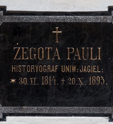 Zdjęcie nr 2: Epitafium w kształcie leżącego prostokąta z uszakami w narożach. W polu tablicy inskrypcja „+ ŻEGOTA PAULI / HISTORYOGRAF UNIW(ERSYTETU) JAGIEL(LOŃSKIEGO) / *30. VI. 1814. + 20. X. 1895.”