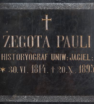Zdjęcie nr 1: Epitafium w kształcie leżącego prostokąta z uszakami w narożach. W polu tablicy inskrypcja „+ ŻEGOTA PAULI / HISTORYOGRAF UNIW(ERSYTETU) JAGIEL(LOŃSKIEGO) / *30. VI. 1814. + 20. X. 1895.”