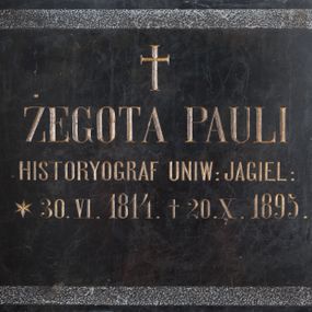 Zdjęcie nr 1: Epitafium w kształcie leżącego prostokąta z uszakami w narożach. W polu tablicy inskrypcja „+ ŻEGOTA PAULI / HISTORYOGRAF UNIW(ERSYTETU) JAGIEL(LOŃSKIEGO) / *30. VI. 1814. + 20. X. 1895.”