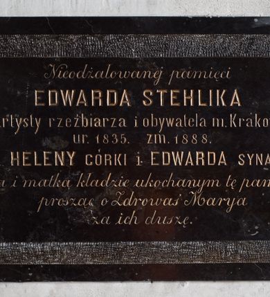 Zdjęcie nr 2: Epitafium o formie leżącego prostokąta z uszakami. Pole z inskrypcją gładkie, prostokątne, z ćwierćkoliście ściętymi rogami, obwiedzione pasem z surowego, nie polerowanego marmuru. W polu inskrypcja „Nieodżałowanej pamięci / EDWARDA STEHLIKA / artysty rzeźbiarza i obywatela m(iasta) Krakowa / ur(odzonego) 1835. zm(arłego) 1888.  / HELENY CÓRKI i EDWARDA SYNA / żona i matka kładzie ukochanym tę pamiątkę / prosząc o Zdrowaś Marya / za ich duszę.”
  

