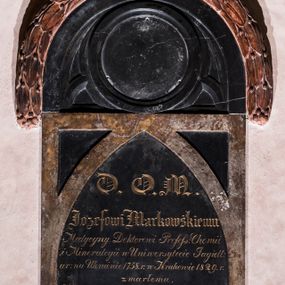 Zdjęcie nr 1: Epitafium wsparte na dwóch konsolach, podtrzymujących gzyms, nad którym dwie płyty: dolna prostokątna, z wydzieloną ostrołukowo zakończoną tablicą z inskrypcją oraz górna, półkolista, w formie maswerku, z okrągłym polem na portret i wieńcem laurowym wzdłuż górnej krawędzi, zwieńczonym krzyżem. Inskrypcja „D(EO) O(PTIMO) M(AXIMO) / Jozefowi Markowskiemu / Medycyny Doktorowi Profess(orowi) Chemii / i Mineralogii w Uniwersytecie Jagiell(ońskim) / ur(odzonemu) na Ukrainie 1758 r(oku) w Krakowie 1829 r(oku) / zmarłemu / Mężowi z obszernej nauki cnót obywa/telskich i poświęceń dla ludzkości / w Polscze i Francyi wsławionemu / ten pomnik / Marya z Langlotów Markowska / położyła.” 
