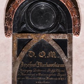 Zdjęcie nr 1: Epitafium wsparte na dwóch konsolach, podtrzymujących gzyms, nad którym dwie płyty: dolna prostokątna, z wydzieloną ostrołukowo zakończoną tablicą z inskrypcją oraz górna, półkolista, w formie maswerku, z okrągłym polem na portret i wieńcem laurowym wzdłuż górnej krawędzi, zwieńczonym krzyżem. Inskrypcja „D(EO) O(PTIMO) M(AXIMO) / Jozefowi Markowskiemu / Medycyny Doktorowi Profess(orowi) Chemii / i Mineralogii w Uniwersytecie Jagiell(ońskim) / ur(odzonemu) na Ukrainie 1758 r(oku) w Krakowie 1829 r(oku) / zmarłemu / Mężowi z obszernej nauki cnót obywa/telskich i poświęceń dla ludzkości / w Polscze i Francyi wsławionemu / ten pomnik / Marya z Langlotów Markowska / położyła.” 
