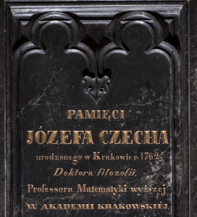 Zdjęcie nr 1: Epitafium w kształcie stojącego prostokąta z profilowaną ramą i dwiema pseudogotyckimi arkadkami utworzonymi z maswerków. W polu inskrypcja „PAMIĘCI / JÓZEFA CZECHA / urodzonego w Krakowie r(oku) 1762. / Doktora filozofii, / Professora Matematyki wyższej / W AKADEMII KRAKOWSKIEJ, / DYREKTORA / Gimnazyum Wołyńskiego / W KRZEMIEŃCU / i tamże zmarłego dnia 6 Grudnia r(oku) 1810. / SYNOWIE / napis ten poświęcają.” W lewym dolnym narożu obramienia sygnatura „E(dward) Stehlik”. 