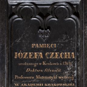 Zdjęcie nr 1: Epitafium w kształcie stojącego prostokąta z profilowaną ramą i dwiema pseudogotyckimi arkadkami utworzonymi z maswerków. W polu inskrypcja „PAMIĘCI / JÓZEFA CZECHA / urodzonego w Krakowie r(oku) 1762. / Doktora filozofii, / Professora Matematyki wyższej / W AKADEMII KRAKOWSKIEJ, / DYREKTORA / Gimnazyum Wołyńskiego / W KRZEMIEŃCU / i tamże zmarłego dnia 6 Grudnia r(oku) 1810. / SYNOWIE / napis ten poświęcają.” W lewym dolnym narożu obramienia sygnatura „E(dward) Stehlik”. 