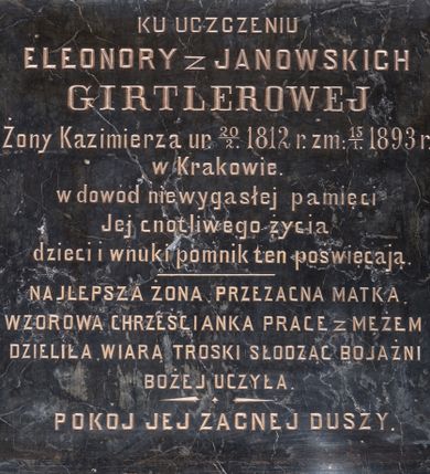 Zdjęcie nr 1: Epitafium w kształcie leżącego prostokąta z inskrypcją: „KU UCZCZENIU / ELEONORY z JANOWSKICH / GIRTLEROWEJ / Żony Kazimierza ur(odzonej) 20/2 1812 r(oku) zm(arłej) 15/1. 1893 r(oku) / w Krakowie. / w dowód niewygasłej pamięci / Jej cnotliwego życia / dzieci i wnuki pomnik ten poświęcają. / NAJLEPSZA ŻONA, PRZEZACNA MATKA, / WZOROWA CHRZEŚCIANKA PRACE z MĘŻEM / DZIELIŁA, WIARĄ TROSKI SŁODZĄC BOJAŻNI / BOŻEJ UCZYŁA. / POKÓJ JEJ ZACNEJ DUSZY”.