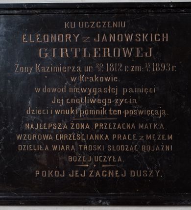 Zdjęcie nr 2: Epitafium w kształcie leżącego prostokąta z inskrypcją: „KU UCZCZENIU / ELEONORY z JANOWSKICH / GIRTLEROWEJ / Żony Kazimierza ur(odzonej) 20/2 1812 r(oku) zm(arłej) 15/1. 1893 r(oku) / w Krakowie. / w dowód niewygasłej pamięci / Jej cnotliwego życia / dzieci i wnuki pomnik ten poświęcają. / NAJLEPSZA ŻONA, PRZEZACNA MATKA, / WZOROWA CHRZEŚCIANKA PRACE z MĘŻEM / DZIELIŁA, WIARĄ TROSKI SŁODZĄC BOJAŻNI / BOŻEJ UCZYŁA. / POKÓJ JEJ ZACNEJ DUSZY”.