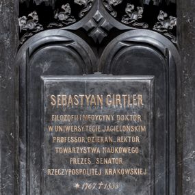 Zdjęcie nr 1: Epitafium w kształcie stojącego prostokąta, z niszą ujętą laskowaniem przechodzącym w podwójny, profilowany łuk, nad którym łuk kotarowy z krzyżującymi się laskowaniami, ozdobiony kwiatonami i zwieńczony krzyżem; nad łukiem rząd ślepych maswerków. Część środkowa z prostokątną tablicą z inskrypcją „SEBASTYAN GIRTLER / FILOZOFII I MEDYCYNY DOKTOR / W UNIWERSYTECIE JAGIELLOŃSKIM / PROFESSOR, DZIEKAN_REKTOR / TOWARZYSTWA NAUKOWEGO / PREZES_SENATOR / RZECZYPOSPOLITEJ KRAKOWSKIEJ / *1767 +1833 / KU PAMIĘCI WIELOLETNICH USŁUG W ZAWO/DZIE URZĘDOWANIA I NAUCZYCIELSTWA / PUBLICZNEGO POŁOŻONYCH, POMNIK TEN / W ŻALU POGRĄŻONE DZIECI NAJLEPSZEMU / POŚWIĘCAJĄ OJCU”. W prawym dolnym rogu sygnatura „E(dward) Stehlik.”