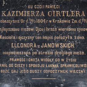 Zdjęcie nr 1: Epitafium w formie leżącego prostokąta, z inskrypcją: "KU CZCI i PAMIĘCI | KAZIMIERZA GIRTLERA / syna Sebastyana Ur(odzonego) d(nia) 24/3 1804 r[oku] w Krakowie Zm(arłego) d(nia) 29/1 1887 r(oku) / Najlepszemu mężowi Ojcu i bratu wiernemu synowi / Kościoła i ojczyzny ten napis położyła żona / ELEONORA z JANOWSKICH / niepocieszona po stracie drogiego męża. / PRAWOŚC I CNOTA WIODŁY GO W ŻYCIU | TĘSKNIŁ DO CISZY I SPOKOJU, ŁAKNĄŁ SPRAWIEDLIWOŚCI. / BOŻE DAJ JEGO DUSZY ODPOCZYNEK WIECZNY."