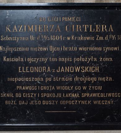 Zdjęcie nr 2: Epitafium w formie leżącego prostokąta, z inskrypcją: "KU CZCI i PAMIĘCI | KAZIMIERZA GIRTLERA / syna Sebastyana Ur(odzonego) d(nia) 24/3 1804 r[oku] w Krakowie Zm(arłego) d(nia) 29/1 1887 r(oku) / Najlepszemu mężowi Ojcu i bratu wiernemu synowi / Kościoła i ojczyzny ten napis położyła żona / ELEONORA z JANOWSKICH / niepocieszona po stracie drogiego męża. / PRAWOŚC I CNOTA WIODŁY GO W ŻYCIU | TĘSKNIŁ DO CISZY I SPOKOJU, ŁAKNĄŁ SPRAWIEDLIWOŚCI. / BOŻE DAJ JEGO DUSZY ODPOCZYNEK WIECZNY."
