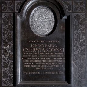 Zdjęcie nr 1: Epitafium w kształcie stojącego prostokąta, obwiedzionego płaskorzeźbioną bordiurą z motywami polerowanych rozłożystych liści dębu i żołędzia na nieobrobionym, szorstkim tle. Pośrodku płycina w formie stojącego prostokąta, ujęta profilowaną, fazowaną wklęsło ramą, zamknięta łukiem nadwieszonym. W górnej części płyciny, puste, owalne pole z przeznaczeniem na portret zmarłego. Nad łukiem, na dwóch stykających się wolutach, osadzony krzyż łaciński o rozszerzających się ramionach. W polu tablicy inskrypcja „DEO OPTIMO MAXIMO / IGNACY RAFAŁ / CZERWIAKOWSKI / UR(ODZONY) W KRAKOWIE R(OKU) 1808, NIEWYGASŁEJ PAMIĘCI / UKOCHANY OJCIEC W RODZINIE, PROFESOR BOTANIKI / W TECHNICE, POTEM W UNIWERSYTE(CIE) JAGIEL(LOŃSKIM) DYREKTOR / OGRODU BOTANICZNEGO, PÓŹNIEJ DZIEKAN WYDZIAŁU / I REKTOR. WICEPREZYDENT AKA(DEMII) UMIEJĘTNOŚCI / PREZES KOMISYI EXAMIN(ACYJNEJ) NA NAUCZYCIELI I T.D. / ZMARŁ 5. VI. 1882. | Prosi pobożnych o westchnienie do Boga.”