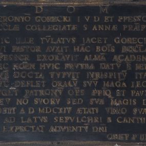 Zdjęcie nr 1: Tablica w kształcie leżącego prostokąta z inskrypcją „D[EO] O[PTIMO] M[AXIMO] / HIERONY(M)O GORECKI I[URIS] V[TRIUSQVE] D[OCTORI] ET P(RO)FESSORI / ECCL(ESI)AE COLLEGIATAE S[ANTAE] ANNAE PRAEP(OSI)TO / HIC ILLE TV(MU)LATVS IACET GORECIVS / QVI PASTOR AVXIT HA(N)C BO(N)IS ECCL(ESI)AM P(RO)FESSOR EXOR(N)AVIT ALMA(E) ACADEMIA(E) / NEC NO(M)EN HVIC FRVSTRA DATV(M) E(ST) HERO(N)I(MI) / QVE(M) DOCTA STVPVIT IVRISP(ER)ITV(M) ITALIA / NV(NC) DEFLET ORACLV(M) SVV(M) MAG(N)A I, ECHIA/LVGE(N)T PATRONV(M) O(MN)ES PROPI(N)Q(UE) PAUP(ER)ES / HEV NO(N) SVOR(VM) SED SVA MAGIS DIE / OBIIT A[NNO] D[OMINI] MDCXIV AETATIS VERO SVAE LI / AD LATVS SEPVLCHRI B[EATI] CANTII / EXPECTAT ADVENTV(M) D(OMI)NI / ORET(UR) P(RO) ILLO”.
