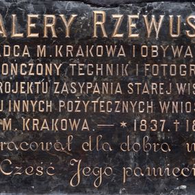 Zdjęcie nr 1: Tablica w kształcie leżącego prostokąta z inskrypcją „WALERY RZEWUSKI / RADCA M(IASTA) KRAKOWA I OBYWATEL / UKOŃCZONY TECHNIK I FOTOGRAF / AUTOR PROJEKTU ZASYPANIA STAREJ WISŁY 1871 R[OKU] / I WIELU INNYCH POŻYTECZNYCH WNIOSKÓW / DLA M(IASTA) KRAKOWA. – *1837. + 1888. / Żył i pracował dla dobra miasta / Cześć Jego pamięci!”