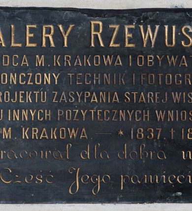 Zdjęcie nr 2: Tablica w kształcie leżącego prostokąta z inskrypcją „WALERY RZEWUSKI / RADCA M(IASTA) KRAKOWA I OBYWATEL / UKOŃCZONY TECHNIK I FOTOGRAF / AUTOR PROJEKTU ZASYPANIA STAREJ WISŁY 1871 R[OKU] / I WIELU INNYCH POŻYTECZNYCH WNIOSKÓW / DLA M(IASTA) KRAKOWA. – *1837. + 1888. / Żył i pracował dla dobra miasta / Cześć Jego pamięci!”