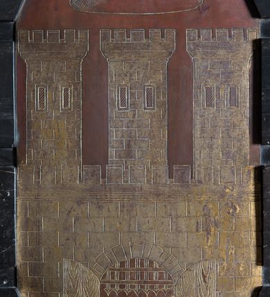 Zdjęcie nr 7: Pomnik przyścienny składa się z wysokiego cokołu, na którym stoi kobieta nakładająca wieniec laurowy na popiersie Mikołaja Kopernika osadzone na kolumnie. Cokół ujęty jest dwoma boniowanymi ryzalitami, z ośmiobocznymi tarczami z herbem Krakowa i Uniwersytetu Krakowskiego. Pośrodku cokołu wyryto inskrypcję: "Nicolaus Copernicus / Patriae Urbis Universisitatis / Decus Honor Gloria". Po bokach na cokole ustawiono na niskich zwężających się, okrągłych w planie cokolikach glob ziemski i sferę planet. Pomiędzy nimi niska płyta z inskrypcją "Sapere Auso". Nad niej stoi kobieta, personifikacja Uranii (?) ukazana w kontrapoście, w szatach ściśle przylegających do ciała i z szarfą przepasaną przez lewe ramię ze znakami zodiaku.  Jej twarz jest owalna, o zaostrzonej brodzie, ostrym nosie i drobnych ustach, otwartych, wydanych oczach, z włosami gęstymi, długimi, falującymi lokami opadającymi na ramiona. Głowa zwieńczona diademem z gwiazdą. Prawą ręką trzyma Tarczę Sobieskiego (z herbem Janina i astrologicznym Bykiem wśród gwiazd) opartą o podłoże, a w lewej wieniec z lauru nad głową Kopernika. Popiersie astronoma jest osadzone na wysokim cokole w kształcie gładkiej kolumny, ukazane frontalnie. Twarz modelowana sumarycznie, z zaznaczonymi zmarszczkami, prostym nosem i kręconymi włosami sięgającymi podbródka. Grupa rzeźbiarska ukazana na tle prostokątnego, zamurowanego przejścia, z kratą. Nad nim złocona gloria z kłębiastymi chmurami, między którymi napis „STA SOL NE MOVERE”. 