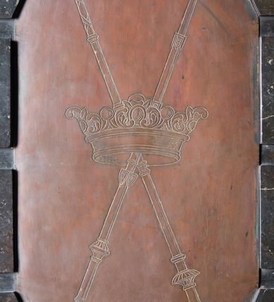 Zdjęcie nr 8: Pomnik przyścienny składa się z wysokiego cokołu, na którym stoi kobieta nakładająca wieniec laurowy na popiersie Mikołaja Kopernika osadzone na kolumnie. Cokół ujęty jest dwoma boniowanymi ryzalitami, z ośmiobocznymi tarczami z herbem Krakowa i Uniwersytetu Krakowskiego. Pośrodku cokołu wyryto inskrypcję: "Nicolaus Copernicus / Patriae Urbis Universisitatis / Decus Honor Gloria". Po bokach na cokole ustawiono na niskich zwężających się, okrągłych w planie cokolikach glob ziemski i sferę planet. Pomiędzy nimi niska płyta z inskrypcją "Sapere Auso". Nad niej stoi kobieta, personifikacja Uranii (?) ukazana w kontrapoście, w szatach ściśle przylegających do ciała i z szarfą przepasaną przez lewe ramię ze znakami zodiaku.  Jej twarz jest owalna, o zaostrzonej brodzie, ostrym nosie i drobnych ustach, otwartych, wydanych oczach, z włosami gęstymi, długimi, falującymi lokami opadającymi na ramiona. Głowa zwieńczona diademem z gwiazdą. Prawą ręką trzyma Tarczę Sobieskiego (z herbem Janina i astrologicznym Bykiem wśród gwiazd) opartą o podłoże, a w lewej wieniec z lauru nad głową Kopernika. Popiersie astronoma jest osadzone na wysokim cokole w kształcie gładkiej kolumny, ukazane frontalnie. Twarz modelowana sumarycznie, z zaznaczonymi zmarszczkami, prostym nosem i kręconymi włosami sięgającymi podbródka. Grupa rzeźbiarska ukazana na tle prostokątnego, zamurowanego przejścia, z kratą. Nad nim złocona gloria z kłębiastymi chmurami, między którymi napis „STA SOL NE MOVERE”. 