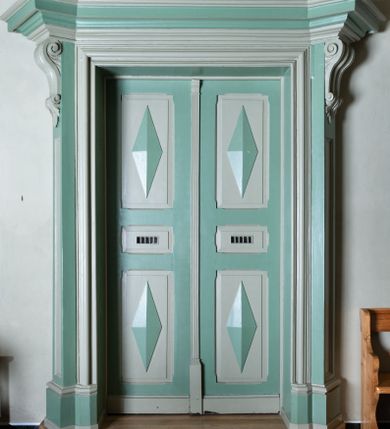 Zdjęcie nr 1: Portal drzwi prostokątnych, prowadzących do kaplicy zakonnej, dwuskrzydłowych, czteropolowych, z romboidalnymi występami został ujęty ukośnie dostawionymi pilastrami z konsolami w miejscu głowic, podtrzymującymi profilowany, mocno wysunięty gzyms. Górna część jest flankowana spływami wolutowymi z kampanulami, zakończonymi rokokowymi wazonami i jest zwieńczona profilowanym gzymsem w kształcie łuku nadwieszonego. W zwieńczeniu owalny obraz w profilowanej, złoconej ramie z wizerunkiem św. Kingi. 
