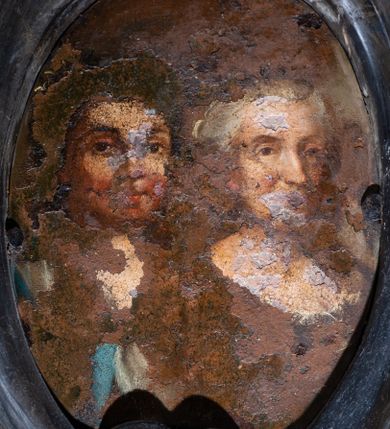 Zdjęcie nr 2: Epitafium w kształcie podwieszonej pod gzyms tkaniny. Gzyms profilowany, wybrzuszony półkoliście, z owalnym polem, w którym znajduje się portret zmarłych. Kobiety ukazane w popiersiu, w trzech czwartych, z oczami na wprost. Pod nim tablica z inskrypcją w kształcie podwieszonej zawiniętej na bokach tkaniny zakończonej motywem lambrekinu. W polu inskrypcja: „D(EO) O(PTIMO) M(AXIMO) / LAPIS HIC / MATREM SIMUL TEGIT  et FILIAM / MATER / FRANCISCA CUCHI VENETA / EMENSO IN PIETATE CATHOLICA. / 74. ANNORUM CURDU / IN VIAM AETERNITATIS 13.AUGU(STI) 1753 ABIIT. / FILIA EJUS / CATHARINA FRANCISCI PLACIDI / S(ACRE) R(EGIE) M(AIESTATIS) ARCHITECTI et CAPITANI CONJUNX / MATREM SUAM / 43 ANNIS IN VIRTUTIBUS IMITATA / 10 MAJI A(NNO) 1756 HUC SECUTA. / UTRAMQ VIATOR / PIIS AD DEUM VOTIS PROSEQUERE / et VALE”. 