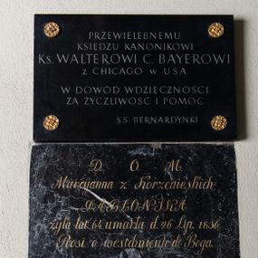 Zdjęcie nr 1: Epitafium w kształcie leżącego prostokąta z inskrypcją: „D(EO) O(PTIMO) M(AXIMO) / Marcyanna z Korzenieskich / JABŁOŃSKA / żyła lat 64. Umarła d(nia) 26 Lip(ca) 1836 / Prosi o westchnienie do Boga”.