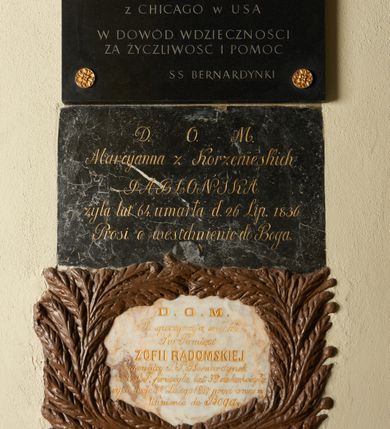 Zdjęcie nr 2: Epitafium w kształcie leżącego prostokąta z inskrypcją: „D(EO) O(PTIMO) M(AXIMO) / Marcyanna z Korzenieskich / JABŁOŃSKA / żyła lat 64. Umarła d(nia) 26 Lip(ca) 1836 / Prosi o westchnienie do Boga”.