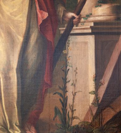 Zdjęcie nr 3: W centralnej części kompozycji ukazany w całej postaci św. Juda Tadeusz, w lekkim kontrapoście, w żółtej szacie i czerwonym płaszczu przepasanym sznurem. Jego prawa dłoń spoczywa na piersi, natomiast w lewej dzierży maczugę. Po lewej stronie obrazu klęczy anioł ubrany w brązową suknię i niebieski płaszcz, w dłoniach trzyma owalny medalion z podobizną Chrystusa (brata stryjecznego Judy Tadeusza) o twarzy podobnej do wizerunku świętego. Po prawej stronie kompozycji jest widoczny wysoki cokół z pozostałościami po dwóch kolumnach; przed cokołem znajdują się drewniane belki oraz kwitnące kwiaty, a za nim fragment palmy. Nad świętym, na tle niebieskiego nieba z różowymi obłokami unoszą się uskrzydlony aniołek z palmą męczeństwa i główki aniołków. 
