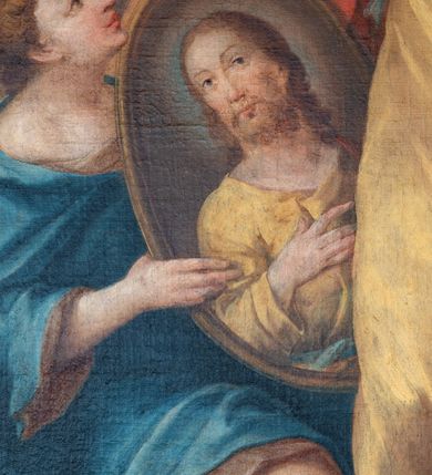 Zdjęcie nr 6: W centralnej części kompozycji ukazany w całej postaci św. Juda Tadeusz, w lekkim kontrapoście, w żółtej szacie i czerwonym płaszczu przepasanym sznurem. Jego prawa dłoń spoczywa na piersi, natomiast w lewej dzierży maczugę. Po lewej stronie obrazu klęczy anioł ubrany w brązową suknię i niebieski płaszcz, w dłoniach trzyma owalny medalion z podobizną Chrystusa (brata stryjecznego Judy Tadeusza) o twarzy podobnej do wizerunku świętego. Po prawej stronie kompozycji jest widoczny wysoki cokół z pozostałościami po dwóch kolumnach; przed cokołem znajdują się drewniane belki oraz kwitnące kwiaty, a za nim fragment palmy. Nad świętym, na tle niebieskiego nieba z różowymi obłokami unoszą się uskrzydlony aniołek z palmą męczeństwa i główki aniołków. 
