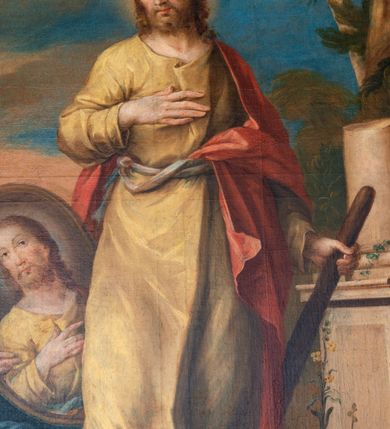 Zdjęcie nr 2: W centralnej części kompozycji ukazany w całej postaci św. Juda Tadeusz, w lekkim kontrapoście, w żółtej szacie i czerwonym płaszczu przepasanym sznurem. Jego prawa dłoń spoczywa na piersi, natomiast w lewej dzierży maczugę. Po lewej stronie obrazu klęczy anioł ubrany w brązową suknię i niebieski płaszcz, w dłoniach trzyma owalny medalion z podobizną Chrystusa (brata stryjecznego Judy Tadeusza) o twarzy podobnej do wizerunku świętego. Po prawej stronie kompozycji jest widoczny wysoki cokół z pozostałościami po dwóch kolumnach; przed cokołem znajdują się drewniane belki oraz kwitnące kwiaty, a za nim fragment palmy. Nad świętym, na tle niebieskiego nieba z różowymi obłokami unoszą się uskrzydlony aniołek z palmą męczeństwa i główki aniołków. 
