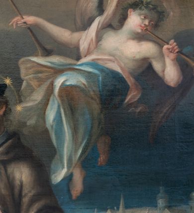 Zdjęcie nr 5: W centralnej części kompozycji jest ukazany klęczący na chmurach św. Jan Nepomucen, ujęty w trzech czwartych, z uniesioną prawą ręką, a lewą odsuniętą na bok. Święty jest ubrany w czarną sutannę, białą komżę i brązowy, futrzany mucet z kapturem przewiązany pod szyją z czerwonym podbiciem; na głowie nosi czarny biret. Jasna, prostokątna twarz, z jasnym, kręconym zarostem, zwraca się ku górze; jego nos jest długi, oczy otwarte, usta wąskie, pełne, zaczerwienione; wokół głowy wieniec z pięciu gwiazd.  Obok świętego dwa nagie putta, przepasane tkaninami, jedno podtrzymuje świętego, drugie, z palcem na ustach prawej ręki trzyma w lewej kłódkę, opierając dłoń o zamkniętą księgę i leżące na niej dwa klucze (czarny i złoty). Z prawej strony świętego ukazany został skrzydlaty anioł w niebieskiej szacie spoglądający na niego, trzymający w dłoniach kwiaty – lilię i niebieski kwiat. Nad świętym unosi się anioł dmący w trąby, ubrany w niebieską i różową suknię odsłaniającą nagi tors. Obok niego wyłaniające się z chmur uskrzydlone główki aniołków i krucyfiks. W tle panorama Pragi, z mostem i Wełtawą, w której pływają ubrane w strój kanonicki zwłoki świętego z gwieździstym wieńcem wokół głowy.  
