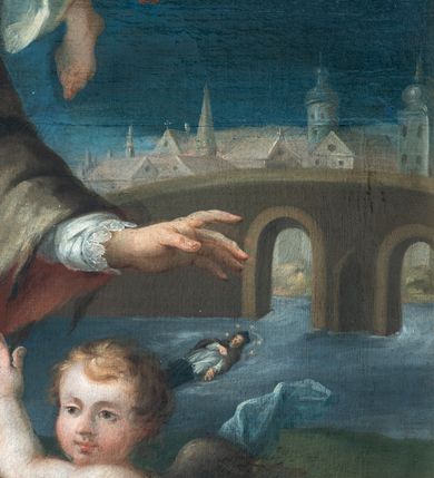 Zdjęcie nr 6: W centralnej części kompozycji jest ukazany klęczący na chmurach św. Jan Nepomucen, ujęty w trzech czwartych, z uniesioną prawą ręką, a lewą odsuniętą na bok. Święty jest ubrany w czarną sutannę, białą komżę i brązowy, futrzany mucet z kapturem przewiązany pod szyją z czerwonym podbiciem; na głowie nosi czarny biret. Jasna, prostokątna twarz, z jasnym, kręconym zarostem, zwraca się ku górze; jego nos jest długi, oczy otwarte, usta wąskie, pełne, zaczerwienione; wokół głowy wieniec z pięciu gwiazd.  Obok świętego dwa nagie putta, przepasane tkaninami, jedno podtrzymuje świętego, drugie, z palcem na ustach prawej ręki trzyma w lewej kłódkę, opierając dłoń o zamkniętą księgę i leżące na niej dwa klucze (czarny i złoty). Z prawej strony świętego ukazany został skrzydlaty anioł w niebieskiej szacie spoglądający na niego, trzymający w dłoniach kwiaty – lilię i niebieski kwiat. Nad świętym unosi się anioł dmący w trąby, ubrany w niebieską i różową suknię odsłaniającą nagi tors. Obok niego wyłaniające się z chmur uskrzydlone główki aniołków i krucyfiks. W tle panorama Pragi, z mostem i Wełtawą, w której pływają ubrane w strój kanonicki zwłoki świętego z gwieździstym wieńcem wokół głowy.  
