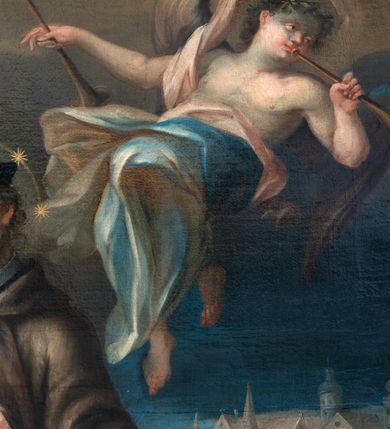 Zdjęcie nr 8: W centralnej części kompozycji jest ukazany klęczący na chmurach św. Jan Nepomucen, ujęty w trzech czwartych, z uniesioną prawą ręką, a lewą odsuniętą na bok. Święty jest ubrany w czarną sutannę, białą komżę i brązowy, futrzany mucet z kapturem przewiązany pod szyją z czerwonym podbiciem; na głowie nosi czarny biret. Jasna, prostokątna twarz, z jasnym, kręconym zarostem, zwraca się ku górze; jego nos jest długi, oczy otwarte, usta wąskie, pełne, zaczerwienione; wokół głowy wieniec z pięciu gwiazd.  Obok świętego dwa nagie putta, przepasane tkaninami, jedno podtrzymuje świętego, drugie, z palcem na ustach prawej ręki trzyma w lewej kłódkę, opierając dłoń o zamkniętą księgę i leżące na niej dwa klucze (czarny i złoty). Z prawej strony świętego ukazany został skrzydlaty anioł w niebieskiej szacie spoglądający na niego, trzymający w dłoniach kwiaty – lilię i niebieski kwiat. Nad świętym unosi się anioł dmący w trąby, ubrany w niebieską i różową suknię odsłaniającą nagi tors. Obok niego wyłaniające się z chmur uskrzydlone główki aniołków i krucyfiks. W tle panorama Pragi, z mostem i Wełtawą, w której pływają ubrane w strój kanonicki zwłoki świętego z gwieździstym wieńcem wokół głowy.  
