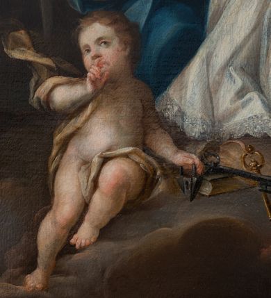 Zdjęcie nr 7: W centralnej części kompozycji jest ukazany klęczący na chmurach św. Jan Nepomucen, ujęty w trzech czwartych, z uniesioną prawą ręką, a lewą odsuniętą na bok. Święty jest ubrany w czarną sutannę, białą komżę i brązowy, futrzany mucet z kapturem przewiązany pod szyją z czerwonym podbiciem; na głowie nosi czarny biret. Jasna, prostokątna twarz, z jasnym, kręconym zarostem, zwraca się ku górze; jego nos jest długi, oczy otwarte, usta wąskie, pełne, zaczerwienione; wokół głowy wieniec z pięciu gwiazd.  Obok świętego dwa nagie putta, przepasane tkaninami, jedno podtrzymuje świętego, drugie, z palcem na ustach prawej ręki trzyma w lewej kłódkę, opierając dłoń o zamkniętą księgę i leżące na niej dwa klucze (czarny i złoty). Z prawej strony świętego ukazany został skrzydlaty anioł w niebieskiej szacie spoglądający na niego, trzymający w dłoniach kwiaty – lilię i niebieski kwiat. Nad świętym unosi się anioł dmący w trąby, ubrany w niebieską i różową suknię odsłaniającą nagi tors. Obok niego wyłaniające się z chmur uskrzydlone główki aniołków i krucyfiks. W tle panorama Pragi, z mostem i Wełtawą, w której pływają ubrane w strój kanonicki zwłoki świętego z gwieździstym wieńcem wokół głowy.  
