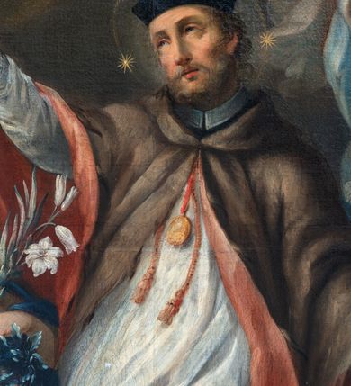 Zdjęcie nr 3: W centralnej części kompozycji jest ukazany klęczący na chmurach św. Jan Nepomucen, ujęty w trzech czwartych, z uniesioną prawą ręką, a lewą odsuniętą na bok. Święty jest ubrany w czarną sutannę, białą komżę i brązowy, futrzany mucet z kapturem przewiązany pod szyją z czerwonym podbiciem; na głowie nosi czarny biret. Jasna, prostokątna twarz, z jasnym, kręconym zarostem, zwraca się ku górze; jego nos jest długi, oczy otwarte, usta wąskie, pełne, zaczerwienione; wokół głowy wieniec z pięciu gwiazd.  Obok świętego dwa nagie putta, przepasane tkaninami, jedno podtrzymuje świętego, drugie, z palcem na ustach prawej ręki trzyma w lewej kłódkę, opierając dłoń o zamkniętą księgę i leżące na niej dwa klucze (czarny i złoty). Z prawej strony świętego ukazany został skrzydlaty anioł w niebieskiej szacie spoglądający na niego, trzymający w dłoniach kwiaty – lilię i niebieski kwiat. Nad świętym unosi się anioł dmący w trąby, ubrany w niebieską i różową suknię odsłaniającą nagi tors. Obok niego wyłaniające się z chmur uskrzydlone główki aniołków i krucyfiks. W tle panorama Pragi, z mostem i Wełtawą, w której pływają ubrane w strój kanonicki zwłoki świętego z gwieździstym wieńcem wokół głowy.  
