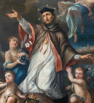 Zdjęcie nr 2: W centralnej części kompozycji jest ukazany klęczący na chmurach św. Jan Nepomucen, ujęty w trzech czwartych, z uniesioną prawą ręką, a lewą odsuniętą na bok. Święty jest ubrany w czarną sutannę, białą komżę i brązowy, futrzany mucet z kapturem przewiązany pod szyją z czerwonym podbiciem; na głowie nosi czarny biret. Jasna, prostokątna twarz, z jasnym, kręconym zarostem, zwraca się ku górze; jego nos jest długi, oczy otwarte, usta wąskie, pełne, zaczerwienione; wokół głowy wieniec z pięciu gwiazd.  Obok świętego dwa nagie putta, przepasane tkaninami, jedno podtrzymuje świętego, drugie, z palcem na ustach prawej ręki trzyma w lewej kłódkę, opierając dłoń o zamkniętą księgę i leżące na niej dwa klucze (czarny i złoty). Z prawej strony świętego ukazany został skrzydlaty anioł w niebieskiej szacie spoglądający na niego, trzymający w dłoniach kwiaty – lilię i niebieski kwiat. Nad świętym unosi się anioł dmący w trąby, ubrany w niebieską i różową suknię odsłaniającą nagi tors. Obok niego wyłaniające się z chmur uskrzydlone główki aniołków i krucyfiks. W tle panorama Pragi, z mostem i Wełtawą, w której pływają ubrane w strój kanonicki zwłoki świętego z gwieździstym wieńcem wokół głowy.  
