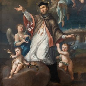 Zdjęcie nr 1: W centralnej części kompozycji jest ukazany klęczący na chmurach św. Jan Nepomucen, ujęty w trzech czwartych, z uniesioną prawą ręką, a lewą odsuniętą na bok. Święty jest ubrany w czarną sutannę, białą komżę i brązowy, futrzany mucet z kapturem przewiązany pod szyją z czerwonym podbiciem; na głowie nosi czarny biret. Jasna, prostokątna twarz, z jasnym, kręconym zarostem, zwraca się ku górze; jego nos jest długi, oczy otwarte, usta wąskie, pełne, zaczerwienione; wokół głowy wieniec z pięciu gwiazd.  Obok świętego dwa nagie putta, przepasane tkaninami, jedno podtrzymuje świętego, drugie, z palcem na ustach prawej ręki trzyma w lewej kłódkę, opierając dłoń o zamkniętą księgę i leżące na niej dwa klucze (czarny i złoty). Z prawej strony świętego ukazany został skrzydlaty anioł w niebieskiej szacie spoglądający na niego, trzymający w dłoniach kwiaty – lilię i niebieski kwiat. Nad świętym unosi się anioł dmący w trąby, ubrany w niebieską i różową suknię odsłaniającą nagi tors. Obok niego wyłaniające się z chmur uskrzydlone główki aniołków i krucyfiks. W tle panorama Pragi, z mostem i Wełtawą, w której pływają ubrane w strój kanonicki zwłoki świętego z gwieździstym wieńcem wokół głowy.  
