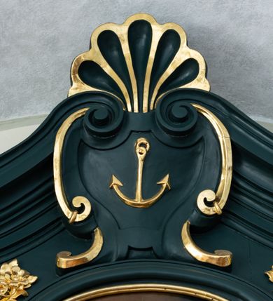 Zdjęcie nr 4: Ołtarz drewniany, jednoosiowy, jednokondygnacyjny. Mensa ołtarza z antepedium, w którym złocony krzyż. Nastawa ujęta postumentami z aniołami, w profilowanej ramie z kampanulami po bokach, z uszkami i konsolami w górnej części, zwieńczona bogato profilowanym wklęsłym gzymsem przechodzącym w dwie zwrócone ku sobie woluty z kartuszem i godłem Kotwica, umieszczonym pod muszlą palmetową. Obraz w ramie profilowanej, prostokątny, zamknięty półkolistym łukiem nadwieszonym. Stojące po bokach aniołki ukazane w kontrapoście, nagie, o pulchnych kształtach, przepasane na biodrach, z zarzuconymi na plecy złoconymi, miękko marszczonymi draperiami. Nastawa ciemnozielona ze złoconymi ornamentami i profilami; aniołki w naturalistycznej tonacji kolorystycznej. 
