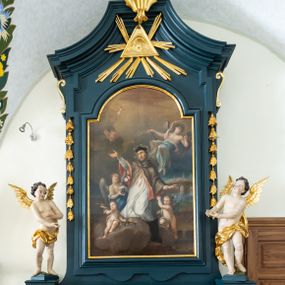 Zdjęcie nr 1: Ołtarz drewniany, jednoosiowy, jednokondygnacyjny. Mensa ołtarza z antepedium, w którym złocony wieniec różany. Nastawa ujęta postumentami z aniołami, w profilowanej ramie z kampanulami po bokach, z uszkami i konsolami w górnej części, zwieńczona bogato profilowanym gzymsem, trójbocznym, z wklęsłymi bokami, z Okiem Opatrzności i muszlą palmetową. Obraz w ramie profilowanej, prostokątny, zamknięty łukiem półkolistym, nadwieszonym; na obrazie przedstawiona Apoteoza św. Jana Nepomucena. Stojące po bokach aniołki w kontrapoście, nagie, z wyciągniętymi rękami, o pulchnych kształtach, przepasane na biodrach złoconymi, marszczonymi draperiami. Nastawy ciemnozielone ze złoconymi ornamentami i profilami; aniołki w naturalistycznej tonacji kolorystycznej. 
