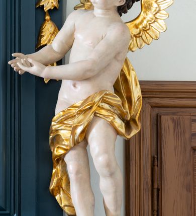 Zdjęcie nr 8: Ołtarz drewniany, jednoosiowy, jednokondygnacyjny. Mensa ołtarza z antepedium, w którym złocony wieniec różany. Nastawa ujęta postumentami z aniołami, w profilowanej ramie z kampanulami po bokach, z uszkami i konsolami w górnej części, zwieńczona bogato profilowanym gzymsem, trójbocznym, z wklęsłymi bokami, z Okiem Opatrzności i muszlą palmetową. Obraz w ramie profilowanej, prostokątny, zamknięty łukiem półkolistym, nadwieszonym; na obrazie przedstawiona Apoteoza św. Jana Nepomucena. Stojące po bokach aniołki w kontrapoście, nagie, z wyciągniętymi rękami, o pulchnych kształtach, przepasane na biodrach złoconymi, marszczonymi draperiami. Nastawy ciemnozielone ze złoconymi ornamentami i profilami; aniołki w naturalistycznej tonacji kolorystycznej. 
