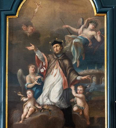 Zdjęcie nr 3: Ołtarz drewniany, jednoosiowy, jednokondygnacyjny. Mensa ołtarza z antepedium, w którym złocony wieniec różany. Nastawa ujęta postumentami z aniołami, w profilowanej ramie z kampanulami po bokach, z uszkami i konsolami w górnej części, zwieńczona bogato profilowanym gzymsem, trójbocznym, z wklęsłymi bokami, z Okiem Opatrzności i muszlą palmetową. Obraz w ramie profilowanej, prostokątny, zamknięty łukiem półkolistym, nadwieszonym; na obrazie przedstawiona Apoteoza św. Jana Nepomucena. Stojące po bokach aniołki w kontrapoście, nagie, z wyciągniętymi rękami, o pulchnych kształtach, przepasane na biodrach złoconymi, marszczonymi draperiami. Nastawy ciemnozielone ze złoconymi ornamentami i profilami; aniołki w naturalistycznej tonacji kolorystycznej. 
