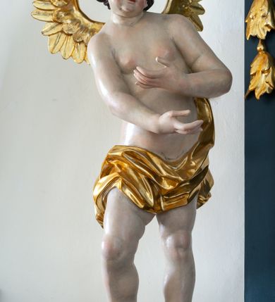 Zdjęcie nr 4: Ołtarz drewniany, jednoosiowy, jednokondygnacyjny. Mensa ołtarza z antepedium, w którym złocony wieniec różany. Nastawa ujęta postumentami z aniołami, w profilowanej ramie z kampanulami po bokach, z uszkami i konsolami w górnej części, zwieńczona bogato profilowanym gzymsem, trójbocznym, z wklęsłymi bokami, z Okiem Opatrzności i muszlą palmetową. Obraz w ramie profilowanej, prostokątny, zamknięty łukiem półkolistym, nadwieszonym; na obrazie przedstawiona Apoteoza św. Jana Nepomucena. Stojące po bokach aniołki w kontrapoście, nagie, z wyciągniętymi rękami, o pulchnych kształtach, przepasane na biodrach złoconymi, marszczonymi draperiami. Nastawy ciemnozielone ze złoconymi ornamentami i profilami; aniołki w naturalistycznej tonacji kolorystycznej. 
