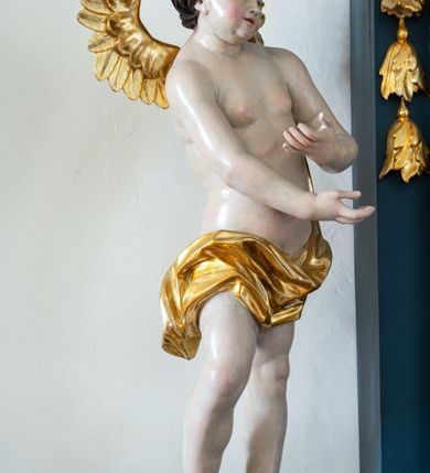 Zdjęcie nr 6: Ołtarz drewniany, jednoosiowy, jednokondygnacyjny. Mensa ołtarza z antepedium, w którym złocony wieniec różany. Nastawa ujęta postumentami z aniołami, w profilowanej ramie z kampanulami po bokach, z uszkami i konsolami w górnej części, zwieńczona bogato profilowanym gzymsem, trójbocznym, z wklęsłymi bokami, z Okiem Opatrzności i muszlą palmetową. Obraz w ramie profilowanej, prostokątny, zamknięty łukiem półkolistym, nadwieszonym; na obrazie przedstawiona Apoteoza św. Jana Nepomucena. Stojące po bokach aniołki w kontrapoście, nagie, z wyciągniętymi rękami, o pulchnych kształtach, przepasane na biodrach złoconymi, marszczonymi draperiami. Nastawy ciemnozielone ze złoconymi ornamentami i profilami; aniołki w naturalistycznej tonacji kolorystycznej. 
