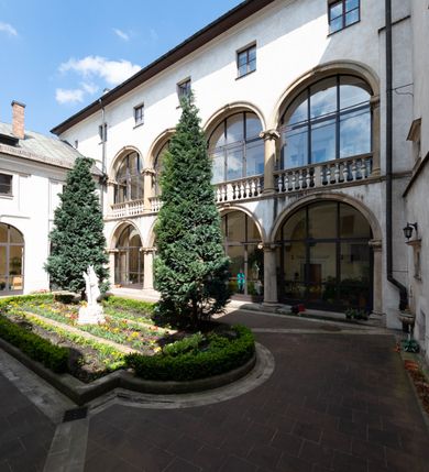 Zdjęcie nr 4: Kościół jest murowany z cegły, tynkowany, jednonawowy. Założony jest na rzucie prostokąta, z czteroprzęsłowym korpusem oraz jednoprzęsłowym prezbiterium, zamknięty prosto i skierowanym na południe. Ściana południowa wychodzi na ogród klasztorny, natomiast wschodnia i północna złączone są z klasztorem. Prezbiterium po obu stronach flankowane jest zakrystiami, nad którymi mieszczą się małe chóry. Chóry otwierają się do pojedynczymi arkadami do prezbiterium z drewnianymi balustradami. Do dwuprzęsłowej nawy od północy przylegają kolejne dwa przęsła korpusu, które stanowią kruchtę i kaplicę klasztoru, a nad nimi wzniesiony jest chór zakonny, oddzielony kratą. Nawa artykułowana jest za pomocą zdwojonych filarów, dźwigających wydatne belkowanie i tworzących półkoliście zamknięte wnęki arkadowe na ołtarze. Korpus kościoła sklepiony jest kolebkowo z lunetami na gurtach, natomiast w prezbiterium i kruchcie znajdują się sklepienia krzyżowe. Ściana arkady tęczowej zamknięta jest półkoliście. Wnętrze kościoła doświetlają umieszczone ponad belkowaniem okna w kształcie stojących prostokątów, zamknięte półkoliście. Do kościoła prowadzą drzwi wejściowe od północy przez kruchtę, do której wejście znajduje się od zachodu przez dziedziniec. Kolejne dwa wejścia prowadzą od strony klasztory przez kruchtę i zakrystię. Fasada północna kościoła wtopiona jest w bryłę klasztoru. Od strony dziedzińca, prowadzącego do głównego wejścia widoczna jest strona zachodnia kościoła, artykułowa zdwojonymi pilastrami. Portal główny flankowany jest kolumnami na tle pilastrów, które podtrzymują belkowanie i przerwany półkoliście zamknięty przyczółek. Podpory wsparte są na wysokich cokołach. Drzwi wejściowe flankuje półkoliście zamknięta arkada wsparta na parze filarów. Kościół nakrywa dach siodłowy, nad drugim przęsłem korpusu od strony północnej znajduje się wieżyczka na sygnaturkę ze zdwojoną latarnią. Przed kościołem znajduje się dziedziniec oddzielony od ulicy klasycystycznym murem z bramą.