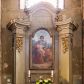 Zdjęcie nr 1: Ołtarz architektoniczny, drewniany, jednoosiowy, jednokondygnacyjny ze zwieńczeniem. Profilowana mensa w typie sarkofagowym na niskim, prostopadłym cokole, zakończona gzymsem. Część środkowa nastawy ujęta dwoma wklęsłowypukłymi, opilastrowanymi, ustawionymi skośnie podporami zwieńczonymi fragmentami pełnego belkowania z wydatnym gzymsem.
Trzony pilastrów zdobione u góry nakładanym ornamentem rocaille'owym. W polu centralnym prostokątna płycina ze złoconą ramą, nad nią prostokątny obraz, zamknięty łukiem nadwieszonym z uskokiem przedstawiający św. Józefa z Dzieciątkiem. Zwieńczenie zakończone gzymsem w kształcie łuku wklęsło-wypukłego, flankowane spływami dekorowanymi ornamentem rocaille’owym. Struktura polichromowana na kolor szary, profile i ornamenty złocone. 
