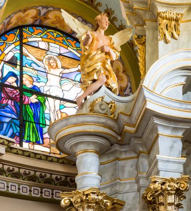 Zdjęcie nr 6: Nastawa ołtarzowa architektoniczna, jednoosiowa, dwukondygnacyjna ze zwieńczeniem. Mensa sarkofagowa, na niej tabernakulum w kształcie prostopadłościennej skrzynki na profilowanym cokole. Drzwiczki w formie stojącego prostokąta dekorowanego kielichem z hostią w glorii adorowaną przez klęczące anioły. Na nim ustawiono krucyfiks. Nastawa ołtarzowa na cokole, flankowana parami kolumn kompozytowych na tle pilastrów. Wewnętrzne kolumny ustawiono ukosem do wewnątrz, zewnętrzne na zewnątrz. Podpory  dźwigają fragmenty rozbudowanego belkowania o różnym wykroju ponad nimi i uwypuklającego się ponad polem centralnym. Wypełnia je nisza w kształcie stojącego prostokąta z uszakami, zamkniętego od góry łukiem nadwieszonym z uskokami. W niej znajduje się obraz z przedstawieniem św. Marcina w profilowanej, złoconej ramie.  Wewnętrzne podpory dźwigają fragmenty przerwanego przyczółka. Druga kondygnacja ma półokrągły wykrój, jest flankowana zwielokrotnionymi pilastrami   dekorowanymi płonącym rocaille’m i podtrzymującymi niewielkie spływy wolutowe, na których usadowiono putta. Pilastry ujmują spływy opierające się na zewnętrznych podporach niższej kondygnacji; na nich ustawiono figury aniołów.  Pole kondygnacji wypełnia nisza w kształcie stojącego prostokąta zamkniętego od góry łukiem nadwieszonym z uskokami wypełniona płaskorzeźbą Boga Ojca  pośród obłoków. Zwieńczenie tworzy rzeźba gołębicy Ducha Świętego w otoczeniu obłoków dekorowanych główkami anielskimi i w glorii promienistej. 
Struktura marmoryzowana w kolorze jasnoszarym; ornamentyka, profile, kolumny i detale złocone i srebrzone.